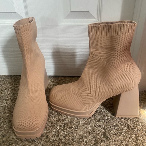 Beige slip on boots, ankle boots 8.5 - Picture 4 of 10